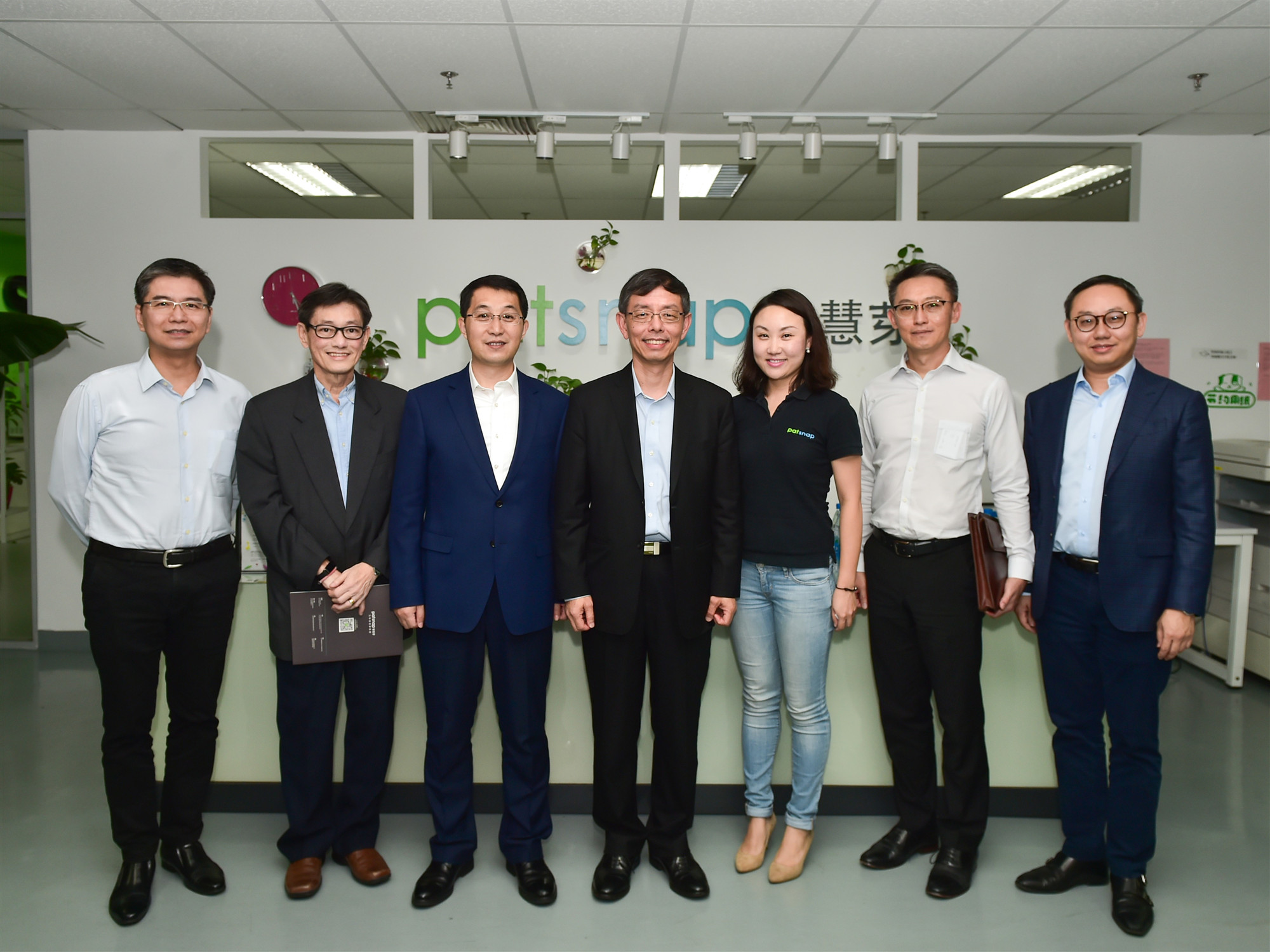 A tripartite delegation from the Ministry of Trade and Industry, Enterprise Singapore and Suzhou Industrial Park Administrative Committee visits NUSRI